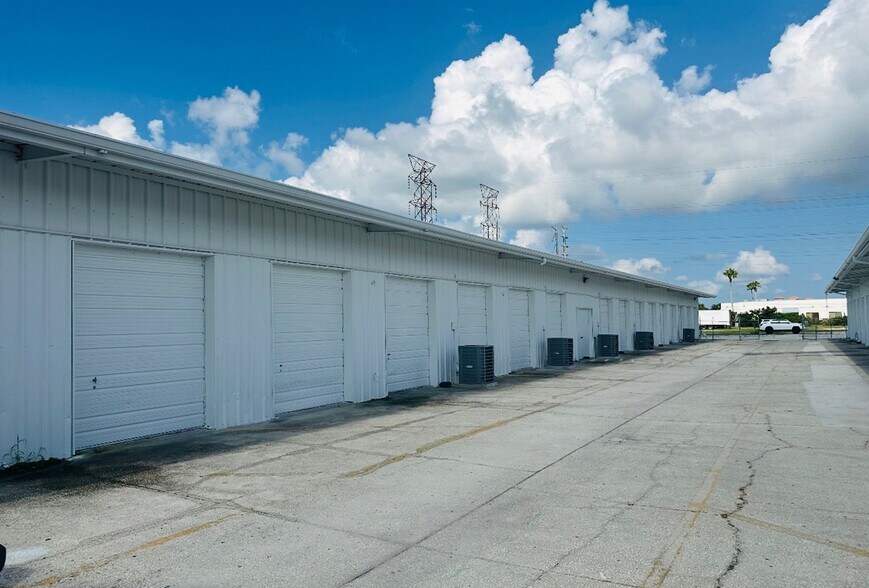 300 Race Track Rd S, Oldsmar, FL à louer - Photo du bâtiment - Image 2 de 8