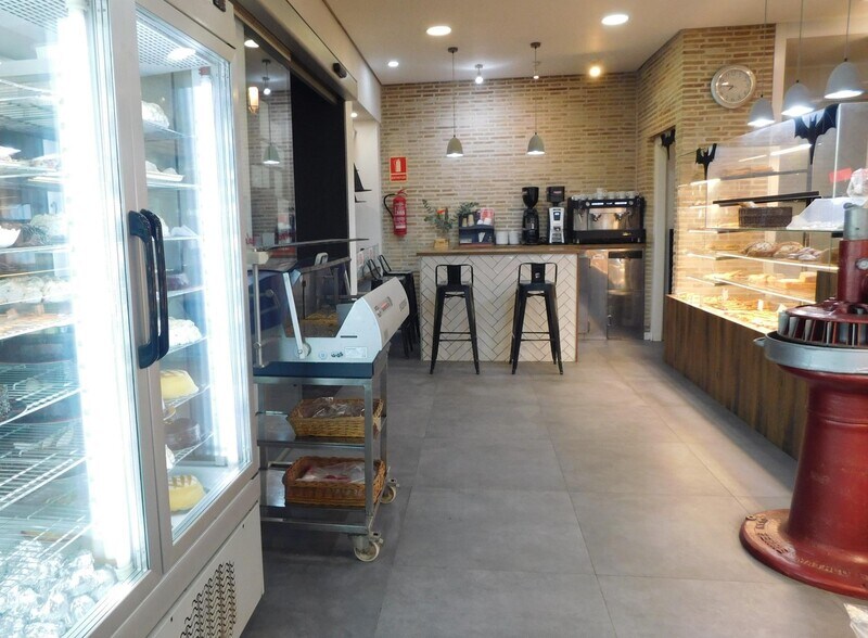 Commerce de détail dans València, Valencia à louer - Photo du bâtiment - Image 2 de 35