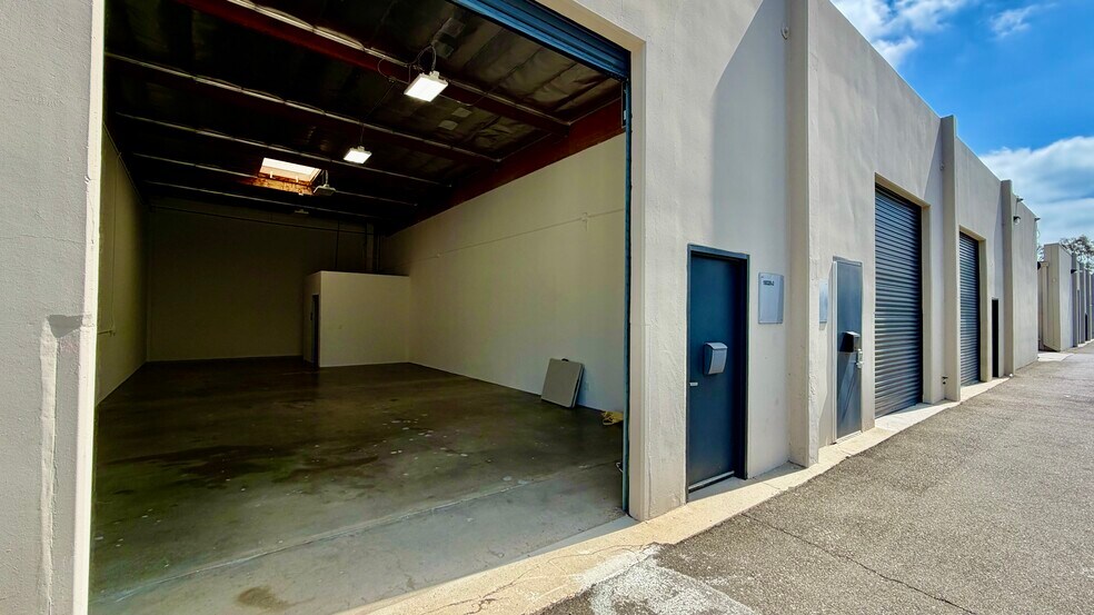 18320-18330 Oxnard St, Tarzana, CA à louer - Photo du bâtiment - Image 2 de 23