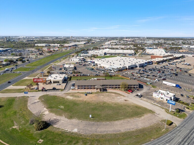 4201 Franklin Ave, Waco, TX for sale - Building Photo - Image 2 of 6