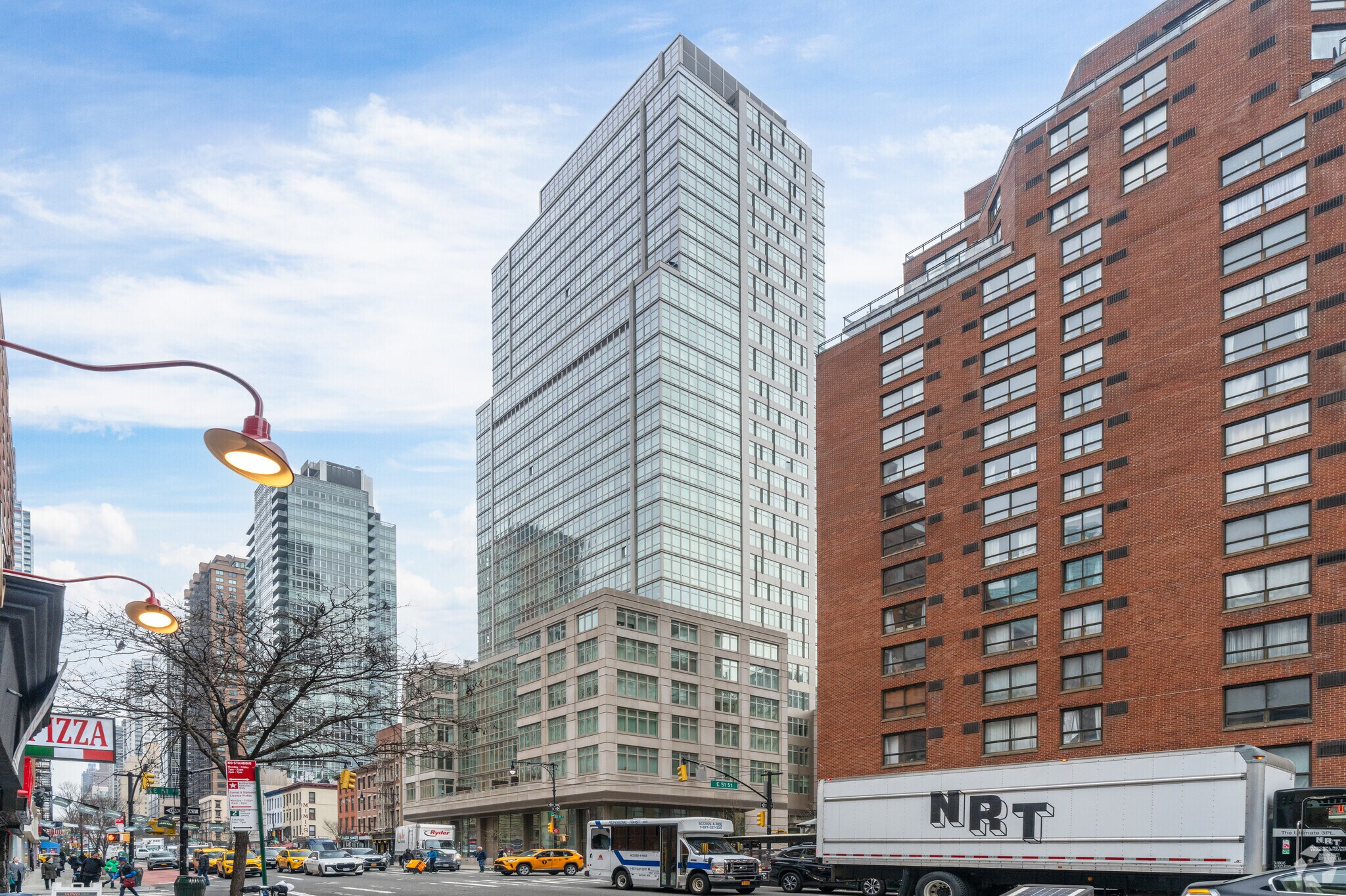 303-309 E 51st St, New York, NY à louer Photo du bâtiment- Image 1 de 3