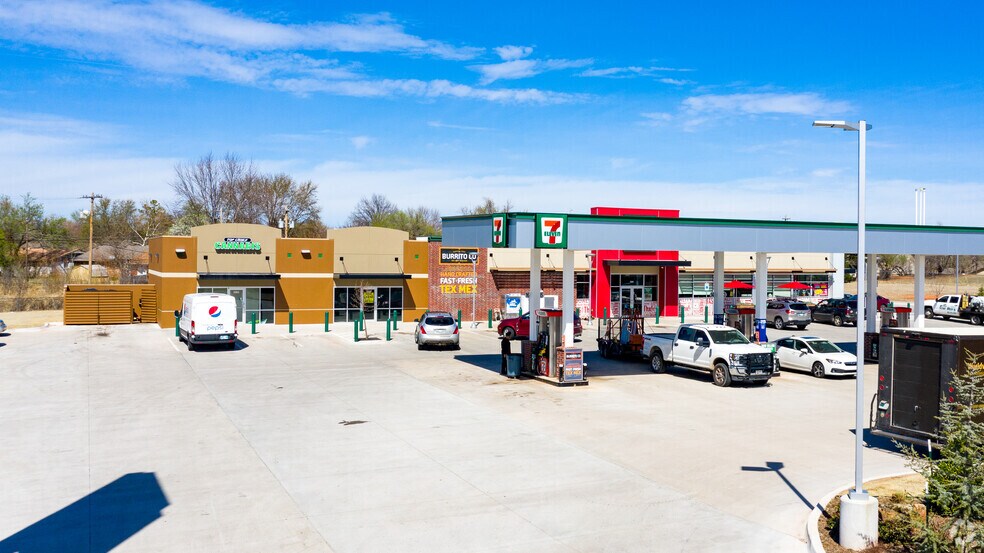 1383-1391 E Memorial, Edmond, OK for lease - Primary Photo - Image 1 of 6