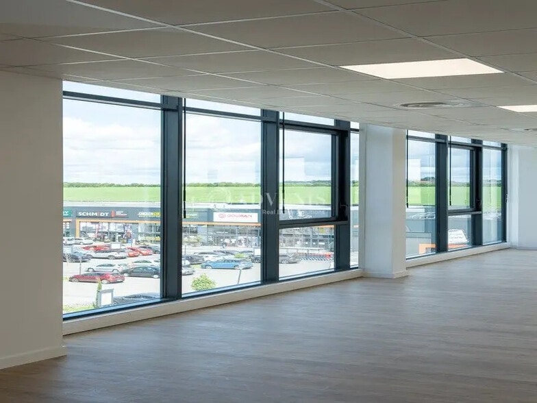 Office in Plaisir for lease - Building Photo - Image 2 of 12