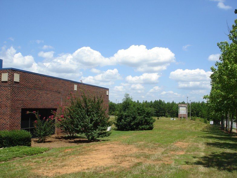 1526 Alleghany Rd, Charlotte, NC à louer - Photo du bâtiment - Image 3 de 6