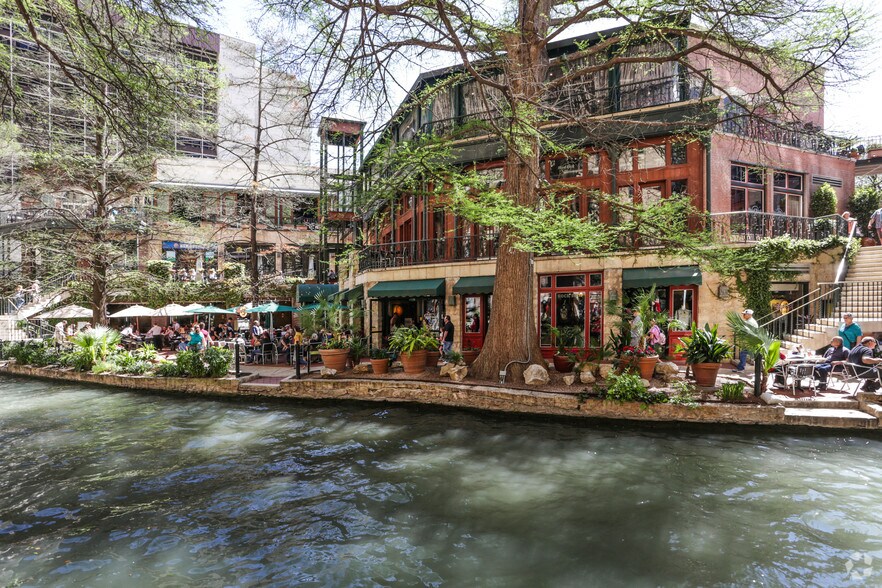 111 W CCrockett St, San Antonio, TX à louer - Photo principale - Image 1 de 5