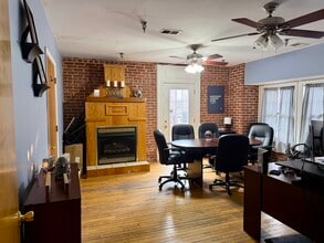 300 E Main St, Johnson City, TN à louer Photo intérieure- Image 1 de 7