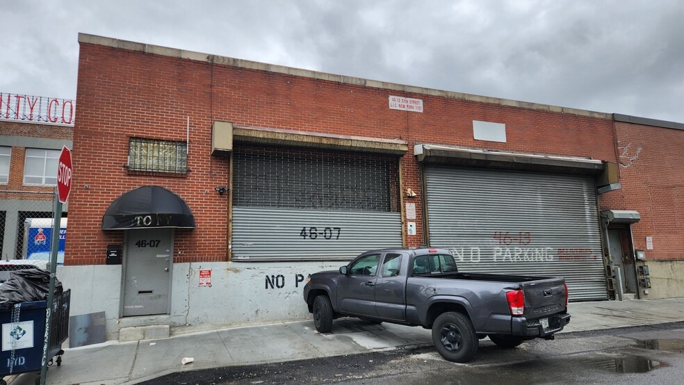 4613 27th St, Long Island City, NY à vendre - Photo du bâtiment - Image 3 de 12