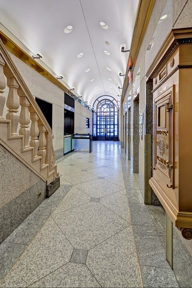 8 W 40th St, New York, NY for lease - Lobby - Image 1 of 6