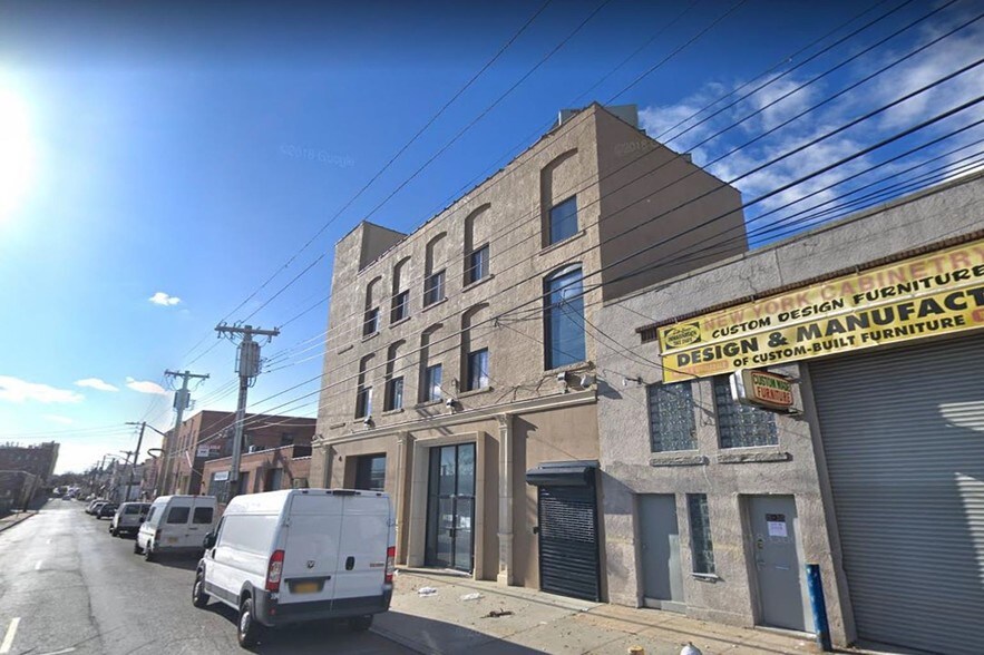 1532 127th St, College Point, NY à louer - Photo du bâtiment - Image 2 de 8