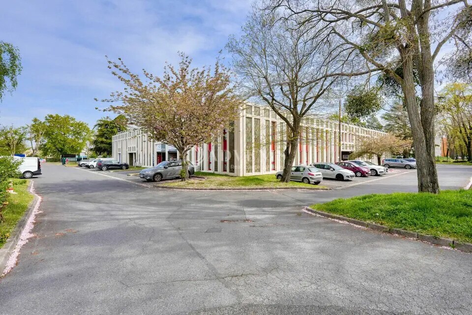 Flex in Éragny for lease Building Photo- Image 1 of 19