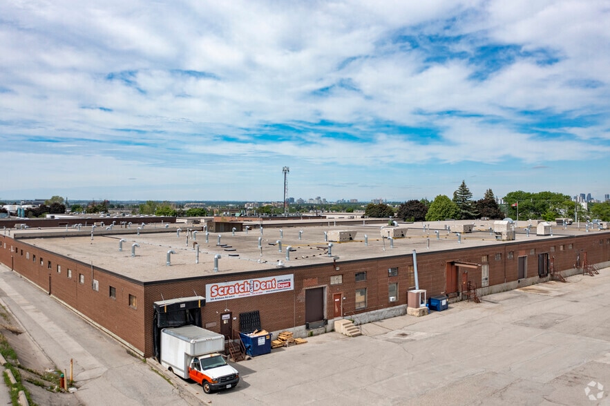 101-103 Brisbane Rd, Toronto, ON à louer - Photo du bâtiment - Image 2 de 7