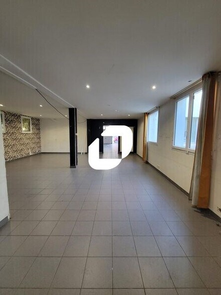 Bureau dans Saint-Ouen-sur-Seine à louer - Photo du bâtiment - Image 2 de 11