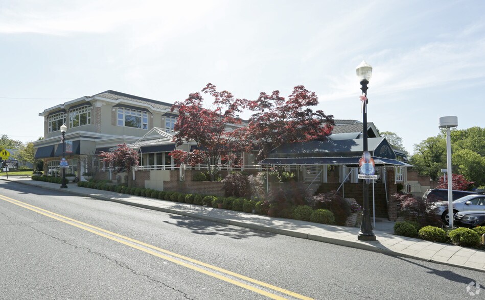 740 River Rd, Fair Haven, NJ à louer - Photo du bâtiment - Image 2 de 3