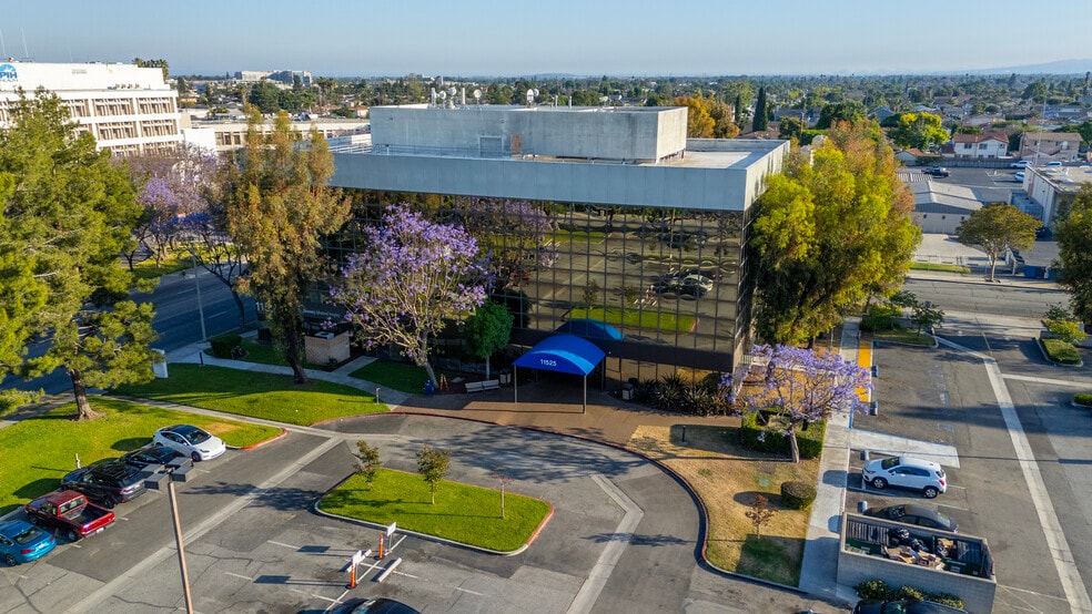 11525 Brookshire Ave, Downey, CA à louer - Photo du bâtiment - Image 2 de 2