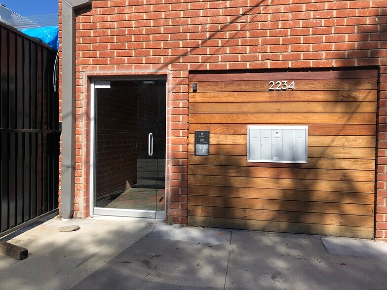 2234 Barry Ave, Los Angeles, CA à louer - Photo du bâtiment - Image 2 de 13