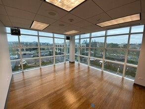 1725 N McGovern St, Highland Park, IL for lease Interior Photo- Image 2 of 4