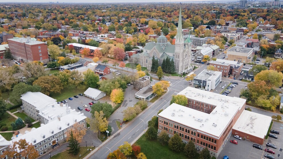 4 Rue Saint-Charles E, Longueuil, QC à louer - Photo du bâtiment - Image 2 de 13