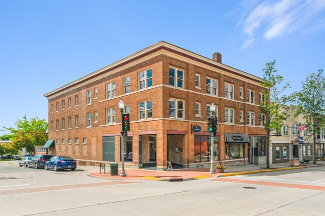 More details for 101 W Main St, Stoughton, WI - Retail for Sale