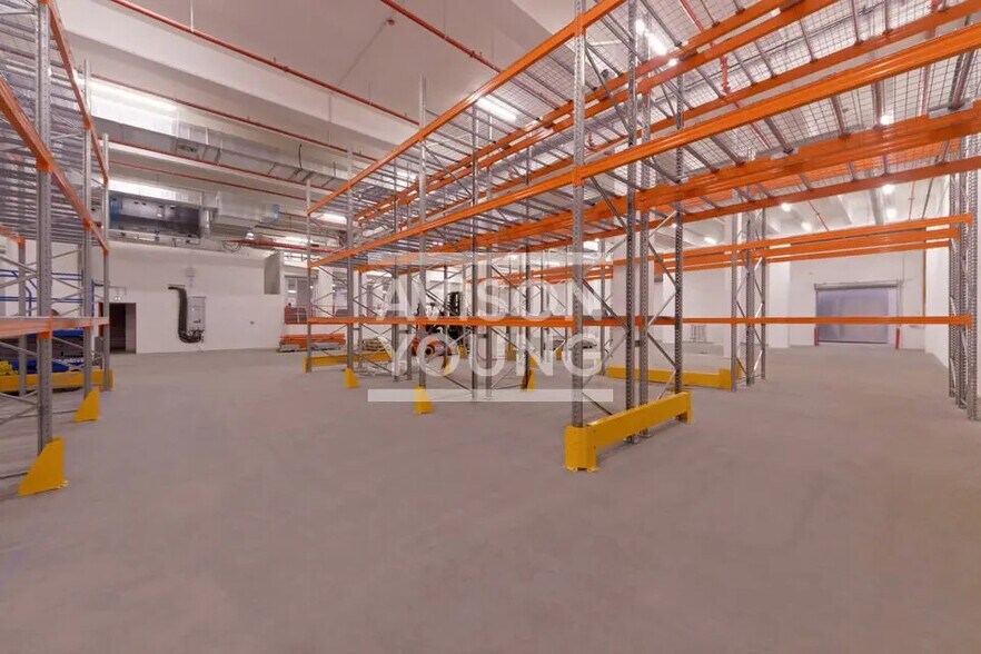 Flex in Paris for lease - Interior Photo - Image 2 of 6