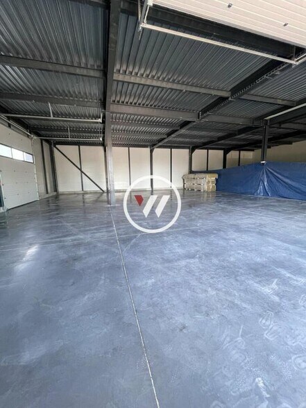 Flex in Signes for lease - Interior Photo - Image 2 of 9