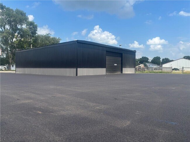 More details for 1937 Maple Ave, Mattoon, IL - Industrial for Sale