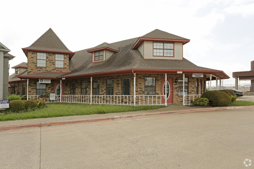 210 S Cedar Ridge Dr, Duncanville, TX à vendre - Photo principale - Image 1 de 1