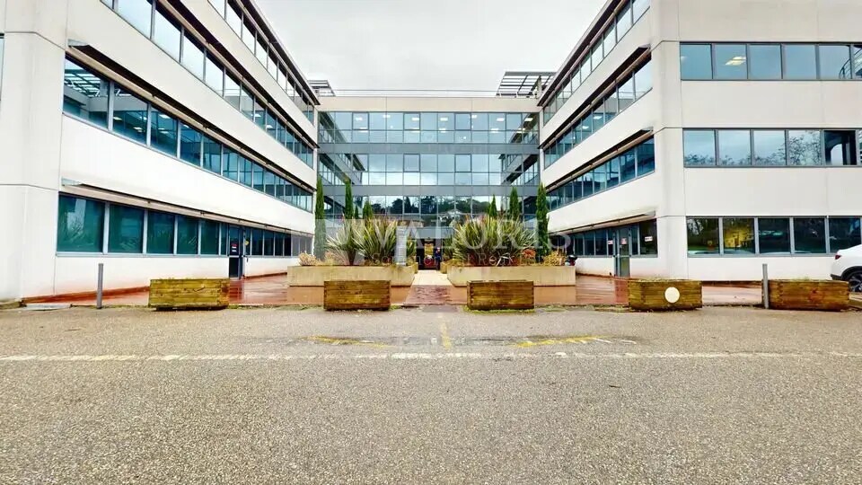 Office in Caluire-et-Cuire for lease - Building Photo - Image 1 of 1