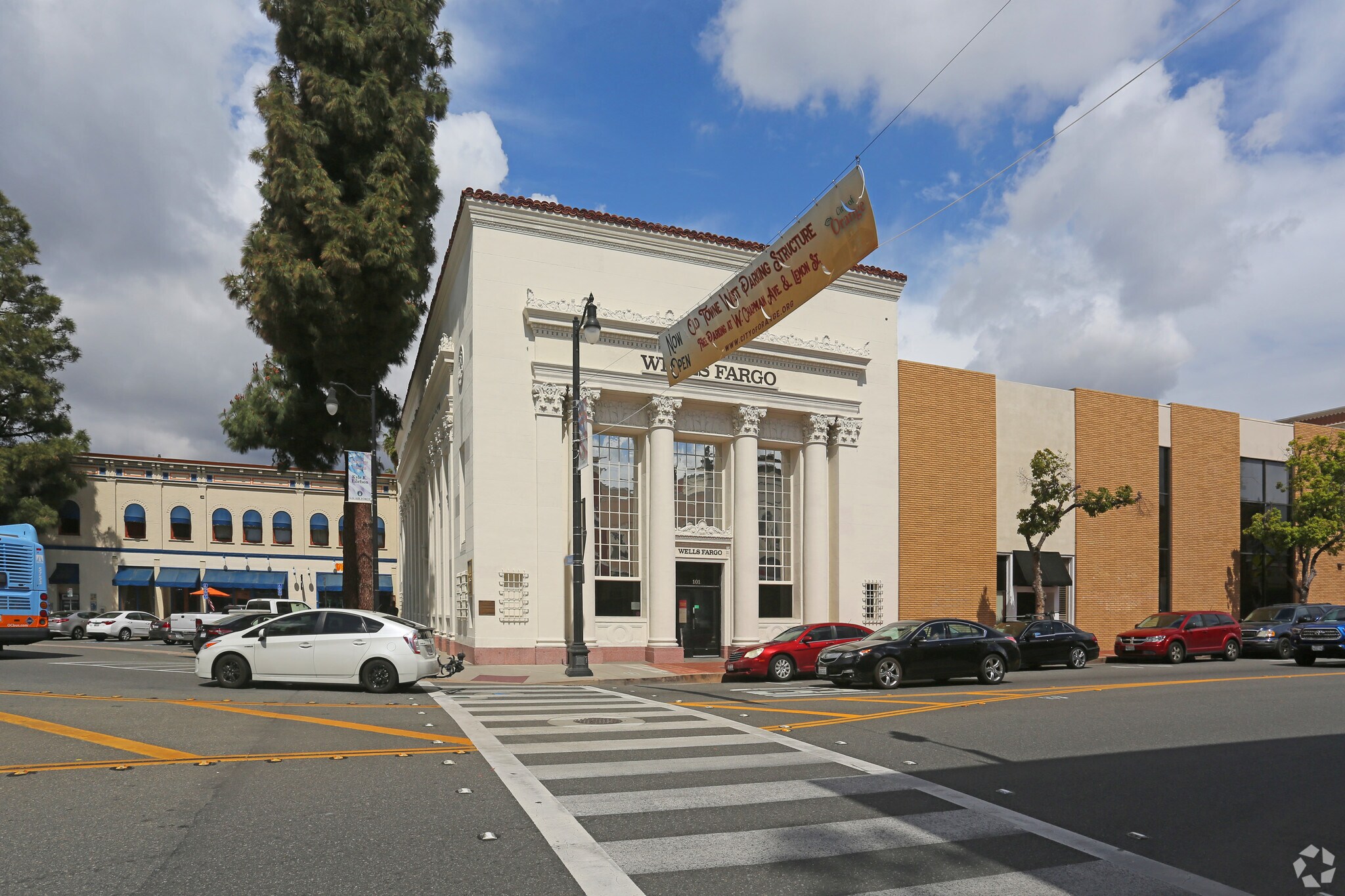 101 E Chapman Ave, Orange, CA à louer Photo principale- Image 1 de 14