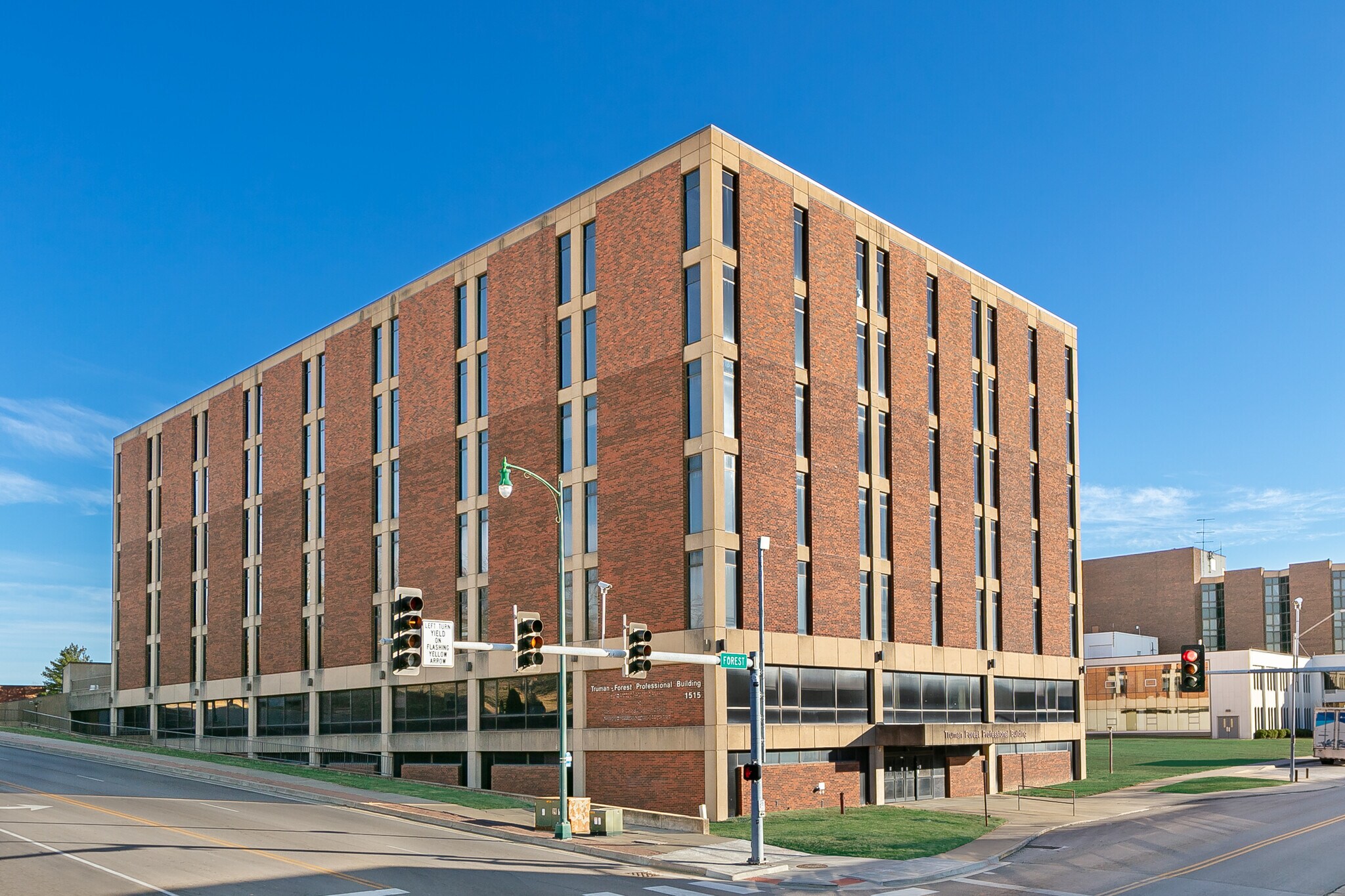 1515 W Truman Rd, Independence, MO for lease Building Photo- Image 1 of 9