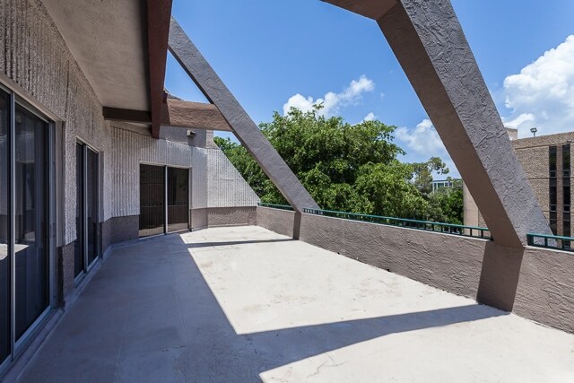 2151 E Commercial Blvd, Fort Lauderdale, FL à louer - Photo du bâtiment - Image 2 de 32