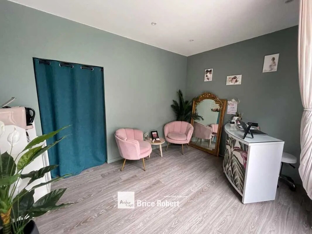 Retail in Villeurbanne for lease Interior Photo- Image 1 of 6