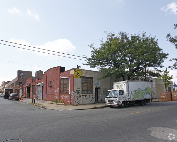 209 Morgan Ave, Brooklyn, NY à louer - Photo du bâtiment - Image 2 de 5