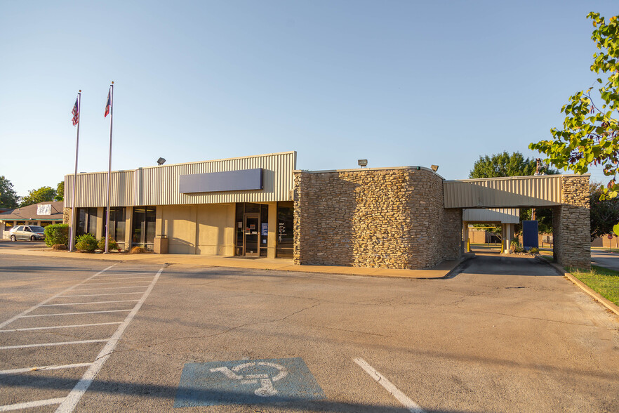 702 W Pearl St, Granbury, TX for lease - Building Photo - Image 1 of 2