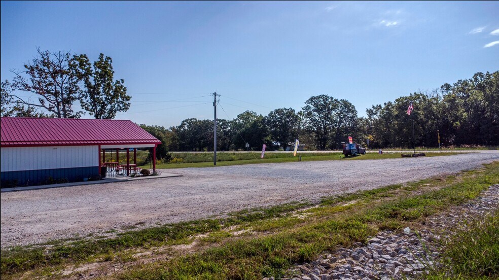 8759 W US Highway 54, Roach, MO à vendre - Photo du bâtiment - Image 2 de 12