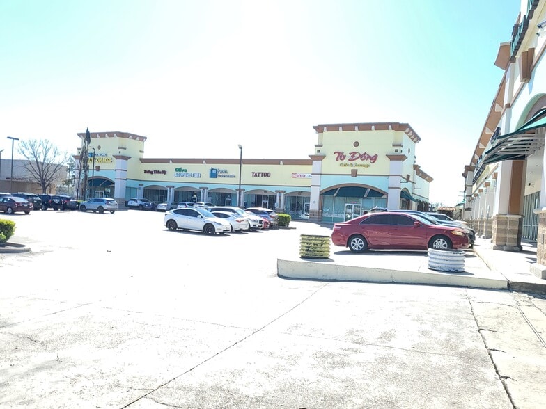 10925 Beechnut St, Houston, TX for lease - Building Photo - Image 1 of 4