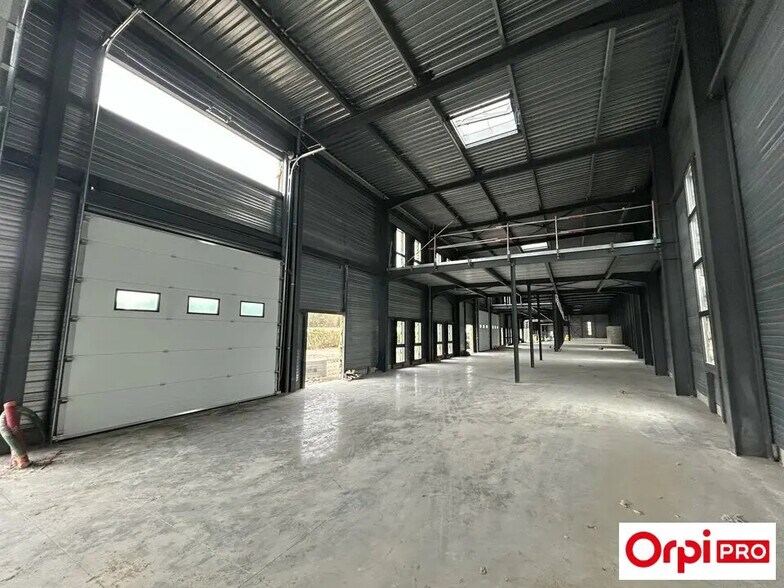 Local d'activités dans Bourgoin-Jallieu à vendre - Photo du bâtiment - Image 3 de 5