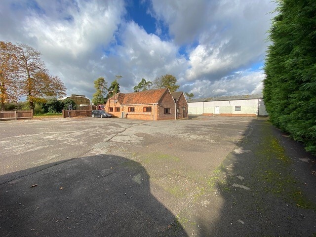 1 Bath Rd, Newbury à louer - Photo du bâtiment - Image 2 de 3