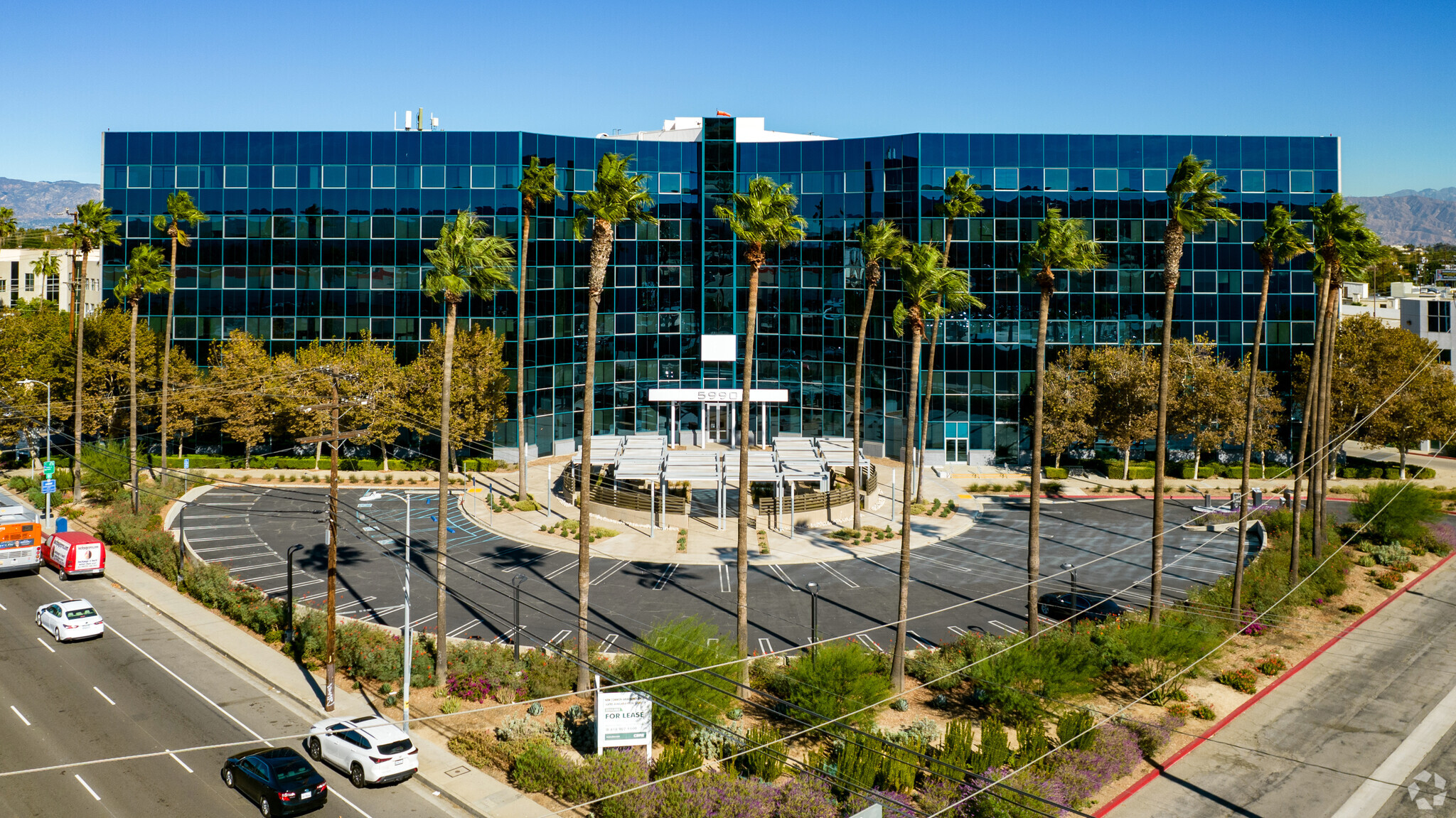 5990 Sepulveda Blvd, Sherman Oaks, CA à louer Photo du bâtiment- Image 1 de 11