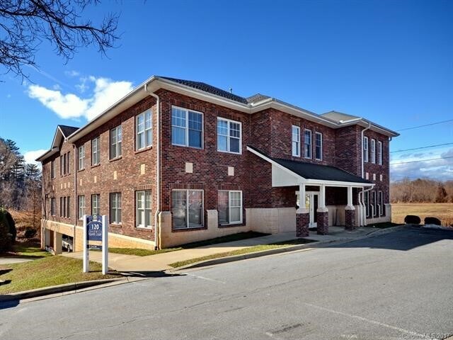 120 Chadwick Square Ct, Hendersonville, NC à vendre - Photo du bâtiment - Image 1 de 3