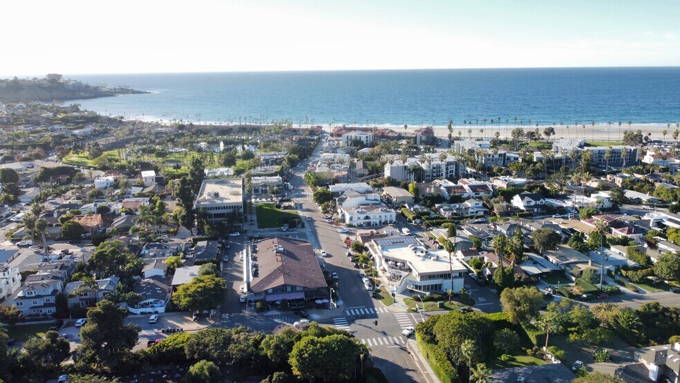 2246 Avenida De La Playa, La Jolla, CA à louer - Photo du bâtiment - Image 2 de 6