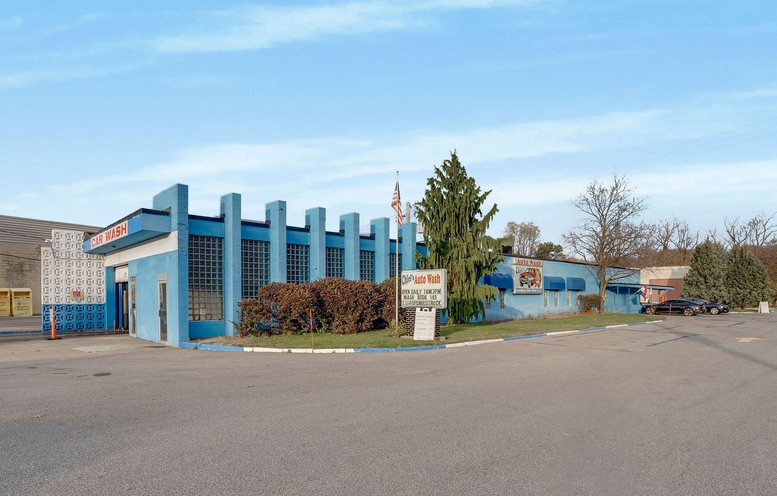 Chief's Auto Wash portefeuille de 2 propriétés à vendre sur LoopNet.ca Photo principale- Image 1 de 12