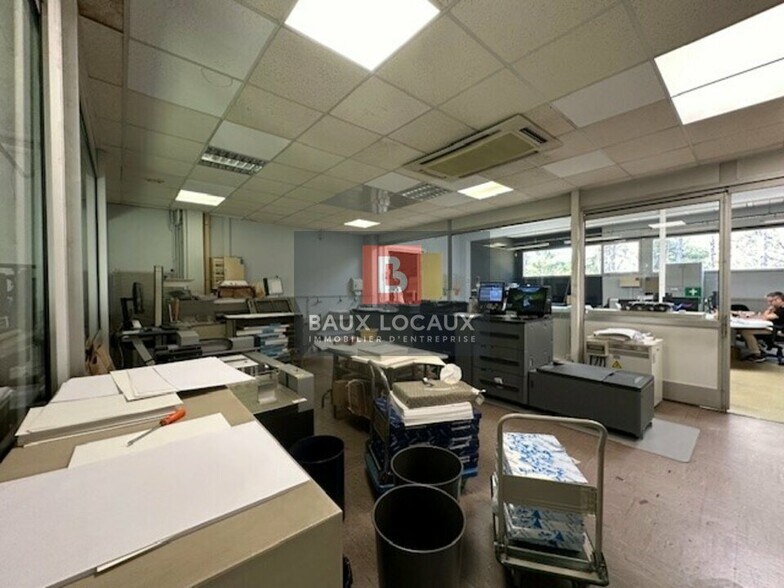 Flex in Cavaillon for lease - Interior Photo - Image 2 of 12