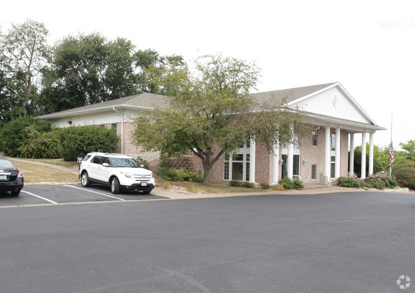 2705 Happy Joe Dr, Bettendorf, IA for lease - Primary Photo - Image 1 of 7