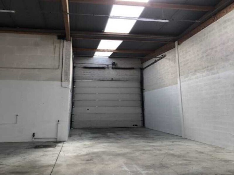 Flex in Émerainville for lease - Interior Photo - Image 3 of 15