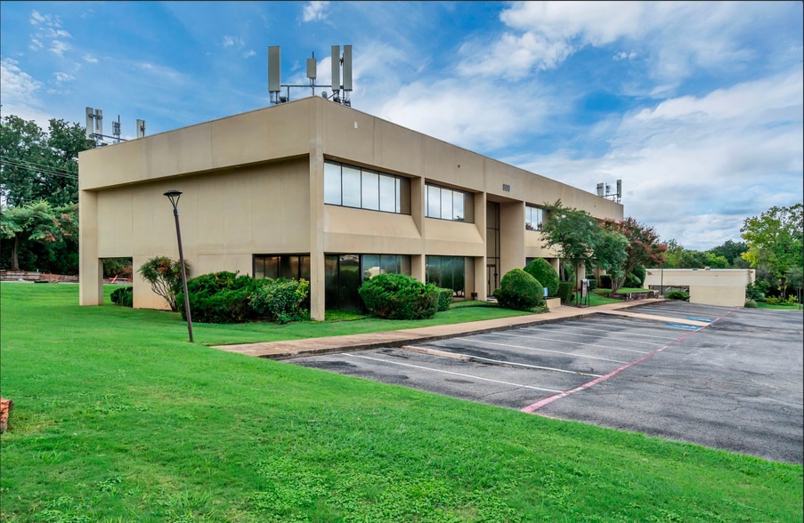 803 Forest Ridge Dr, Bedford, TX for lease - Building Photo - Image 2 of 6