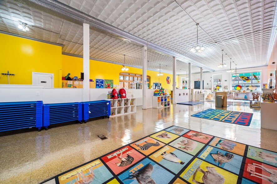 7,550 SF CMX-2.5 Assemblage | No Libs portefeuille de 2 propriétés à vendre sur LoopNet.ca - Photo du bâtiment - Image 3 de 18