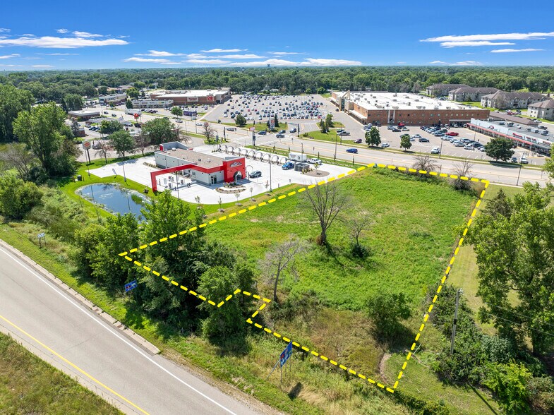 2105 Northdale Blvd NW, Coon Rapids, MN à vendre - Photo du bâtiment - Image 2 de 13