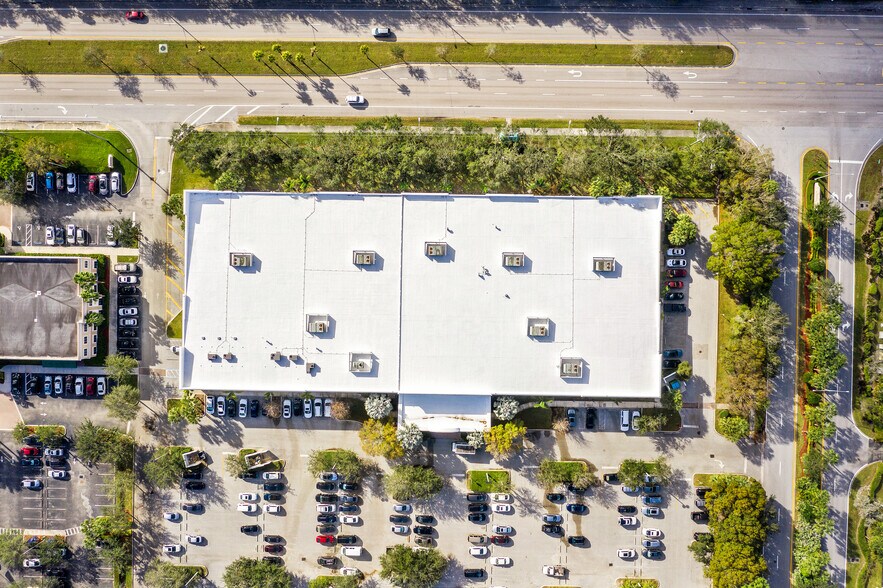 2101 Vista Pkwy, West Palm Beach, FL à louer - Photo du bâtiment - Image 2 de 8
