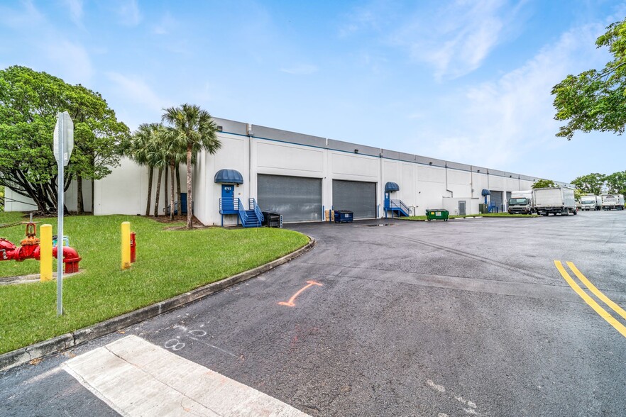 8780-8800 NW 18th Ter, Miami, FL for lease - Building Photo - Image 3 of 4
