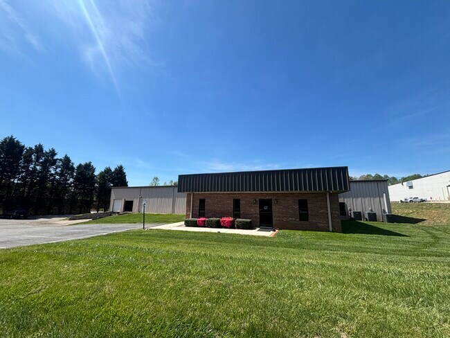 Plus de détails pour 340 Forum Pky, Rural Hall, NC - Industriel à louer